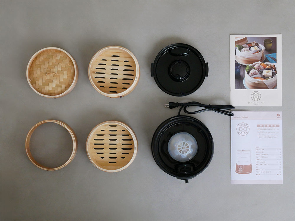 ほったらかし電気せいろ本体と付属のせいろセットがキッチンカウンターに置かれている様子