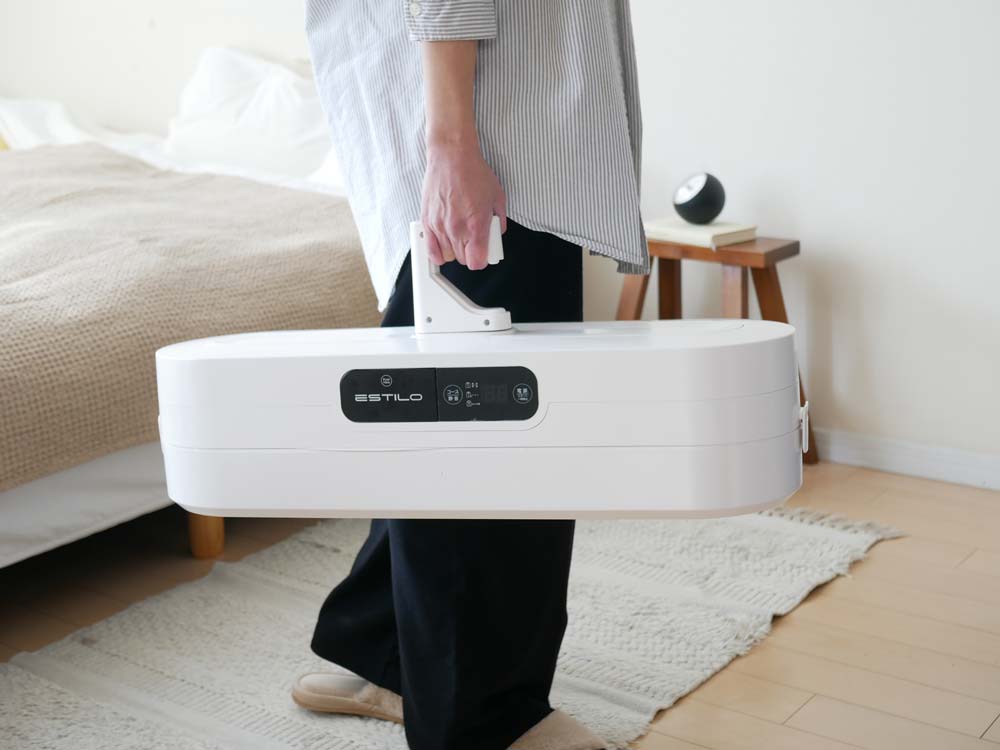 エスティロのスチームイオンリフレッシャーが家庭内に設置され、子供が近くで遊んでいる様子
