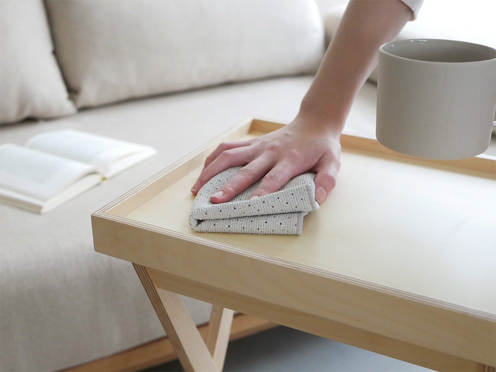 タカハシ産業のたためるサイドテーブル。樺プライウッド製でナチュラルな木目が美しい折りたたみ可能な木製家具。