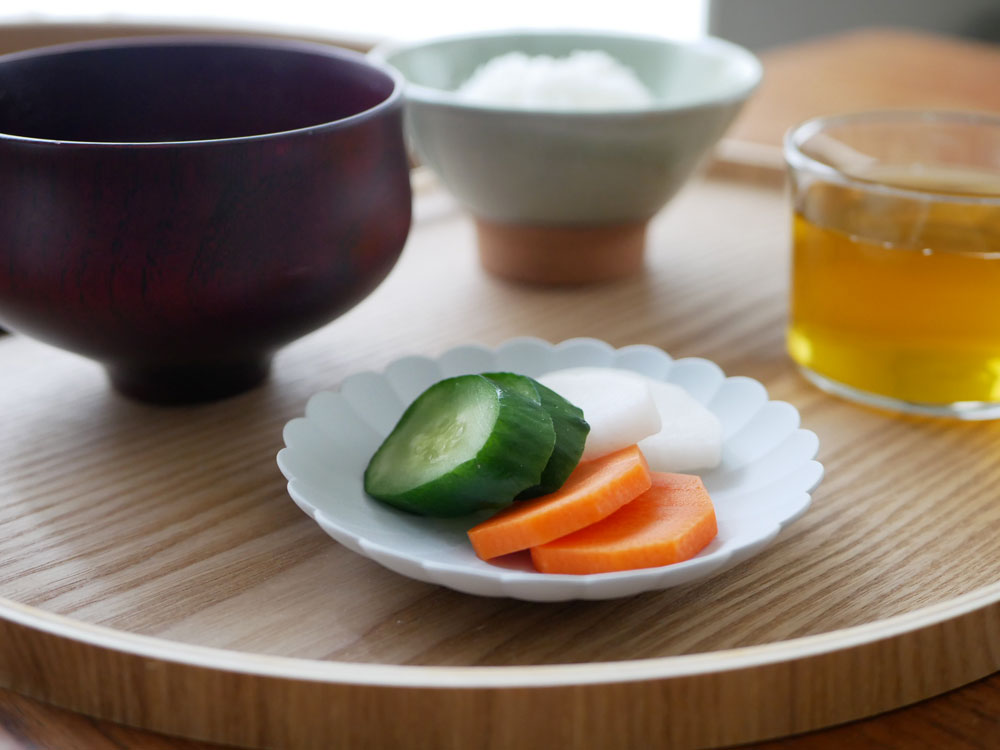 日本製のぬかどこボックスとポリプロピレン製のしゃもじがテーブル上に並べられている写真