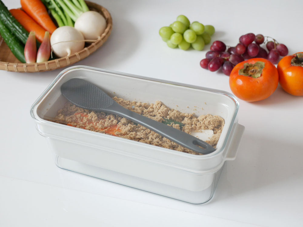 レイエのぬかどこボックス、蓋付きの食品保存容器とトレイがセットになったキッチン用保存ボックス