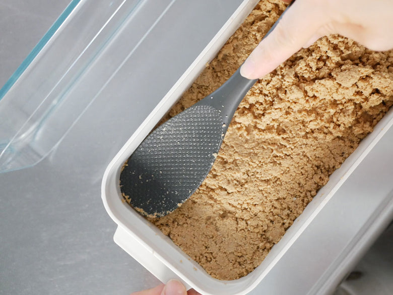 レイエ製ぬかどこボックス、日本製の飽和ポリエステル樹脂とポリプロピレン素材を使用した幅約29.6cmの食品保存用プラスチックボックス