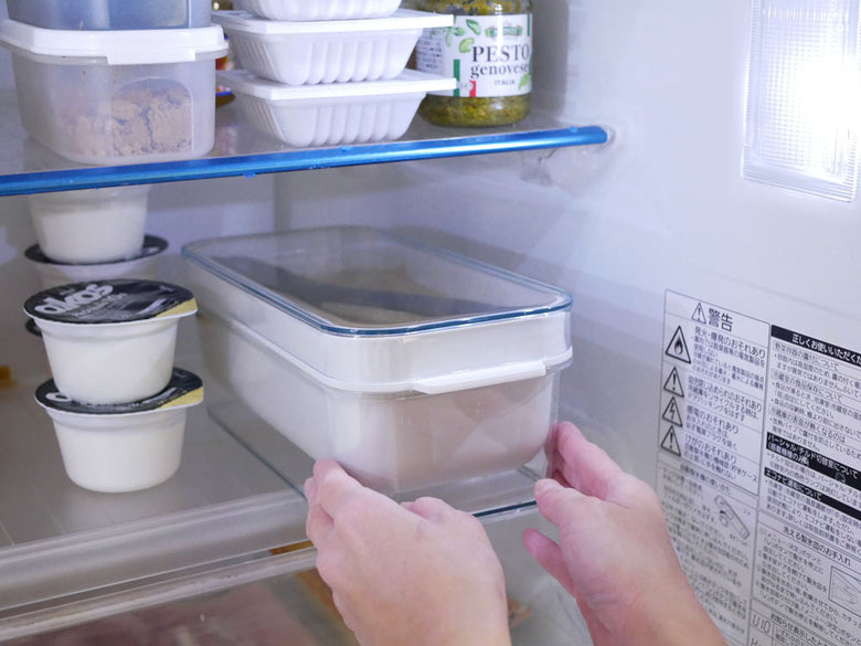 レイエのぬかどこボックス。幅約29.6cm、奥行き約13.2cm、高さ約10.5cmのプラスチック製食品収納容器が並び、ラベルが貼られています。