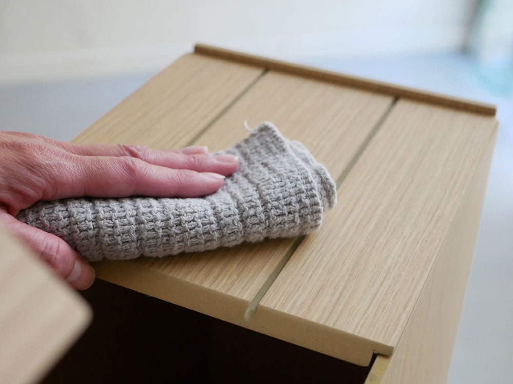 キッチンに調和する木製バスクキッチンペールごみ箱。天然木の質感とナチュラルな色合いが特徴のデザイン。