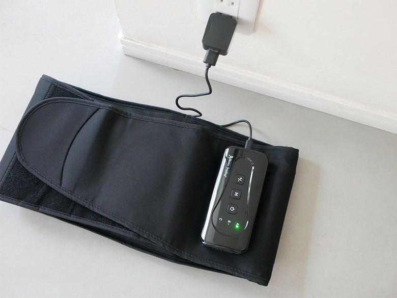 Micacoの骨盤ストレッチエアーベルトと付属USBケーブルが写った製品写真