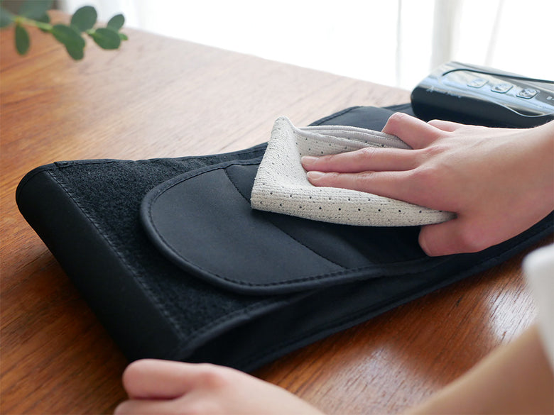 Micaco骨盤ストレッチエアーベルトとバッグ、リネン、財布、スリーピングパッド、マット、タオルが一緒に配置された画像