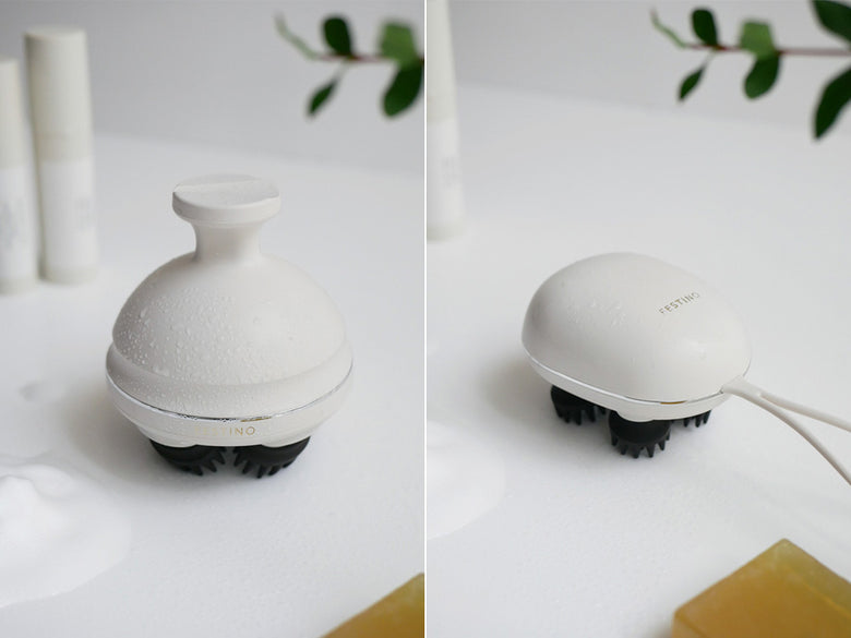 FESTINO充電式EMSヘッドスパ本体と充電台、アクセサリーブラシが並べられた画像
