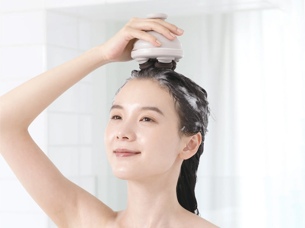 フェスティノ充電式EMSヘッドスパ本体と専用ブラシがセットになった製品画像