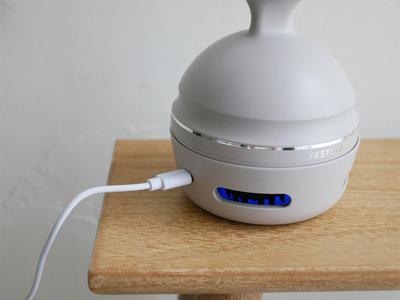 フェスティノの充電式EMSヘッドスパプレミアホワイトモデル、コンパクトなプラスチック製電子デバイス