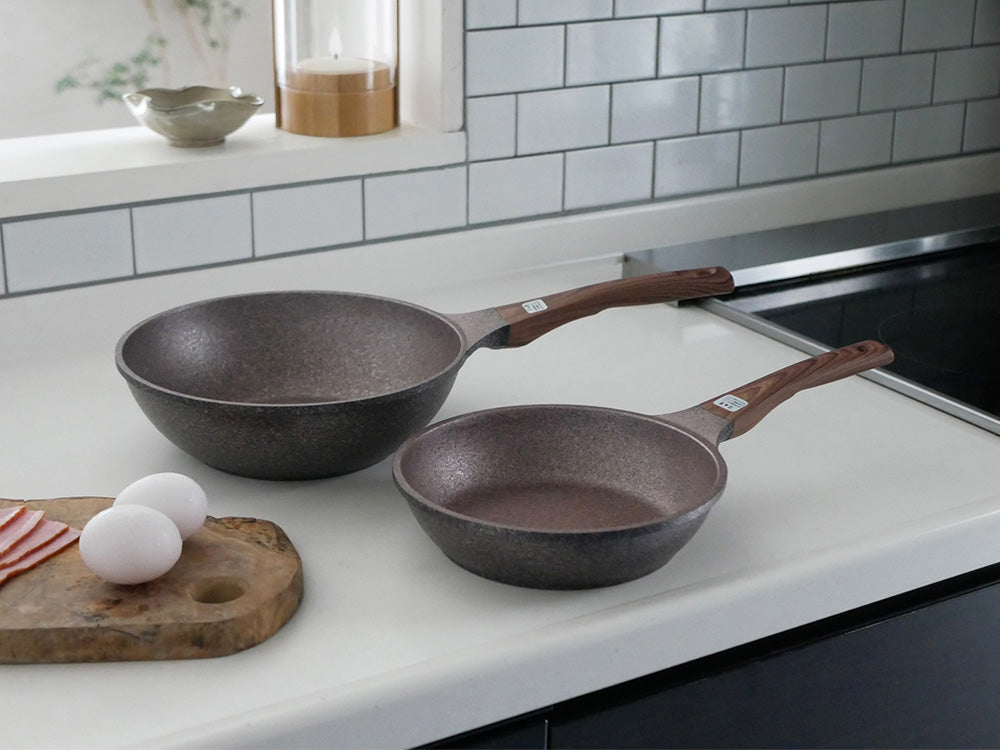 協和工業のムテキバリアフライパンセット。20cmと24cmのアルミ合金製フライパンがフェノール樹脂の取っ手付きで並んでいる