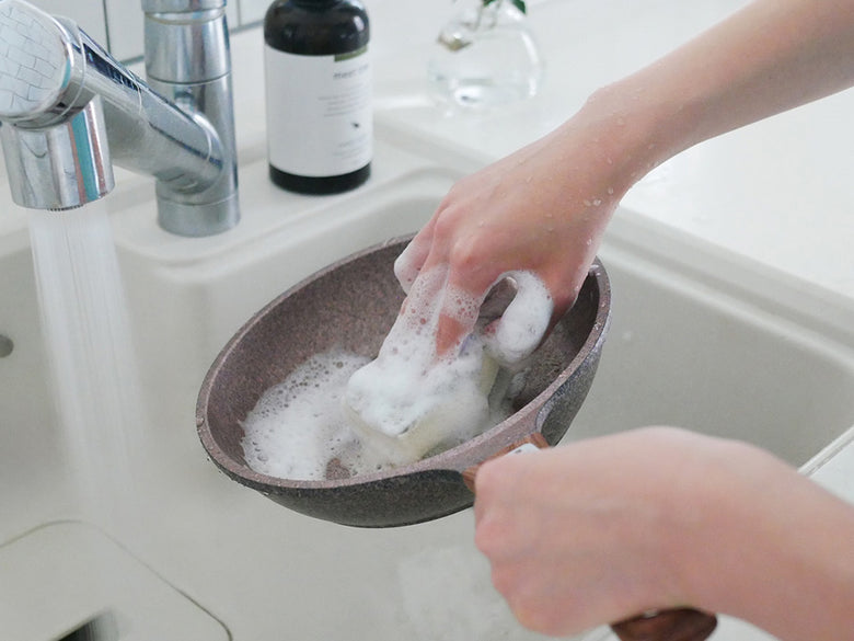 協和工業のムテキバリアフライパンセットがキッチンのシンク、蛇口、調理器具とともに配置されている様子