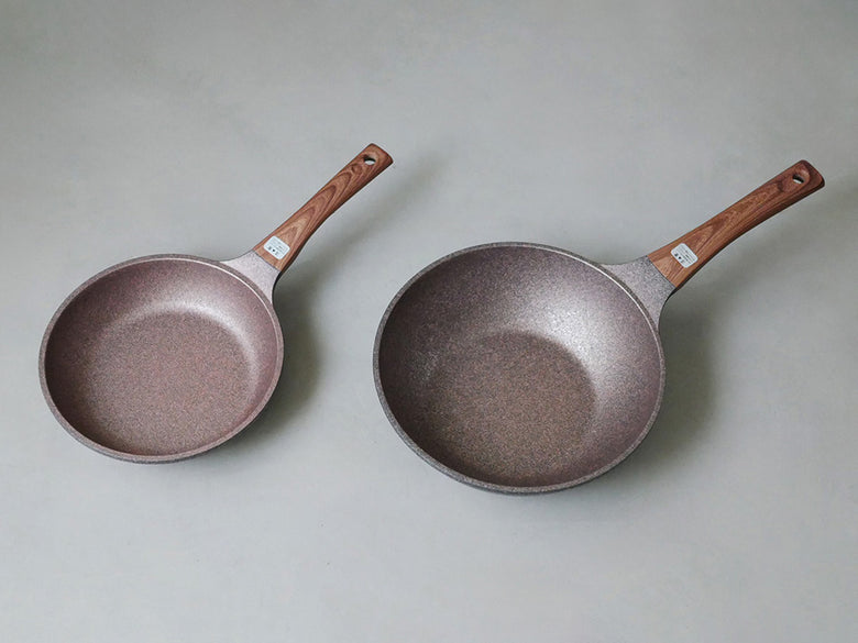 協和工業のムテキバリアフライパンセット、20cmと24cmのフライパンが並んでいる