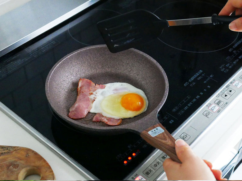 協和工業のムテキバリアフライパンセット20cmと24cmのフライパンで卵を調理しているキッチンシーン