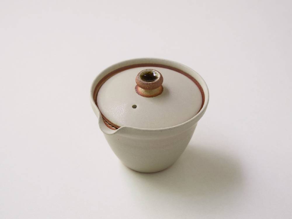 日本製の白黒陶器製急須と小茶碗が木箱にセットされている画像