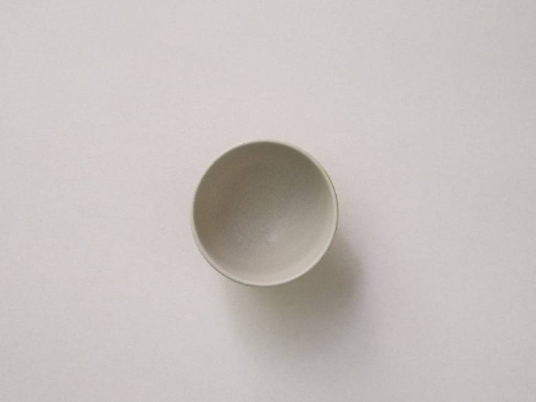 アールピースのSHIN-CYA-KIシリーズ、白と黒の急須と小茶碗の陶器セット