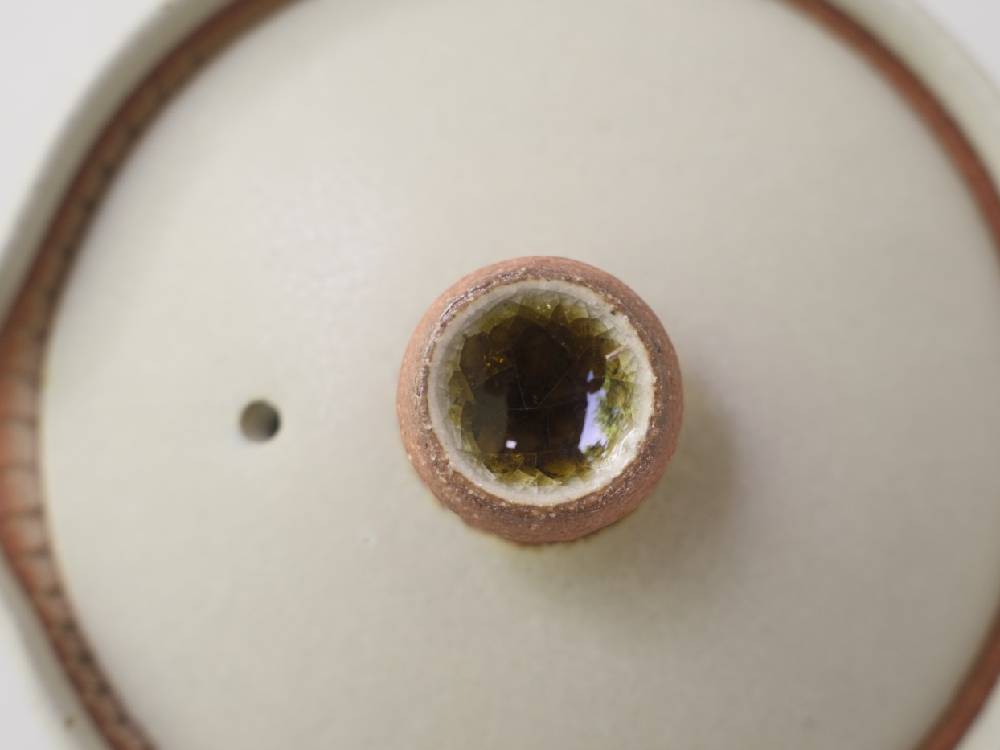 ブラウン色の陶器製急須と小茶碗のセット、シンプルで上品なデザインの日本製ティーウェア