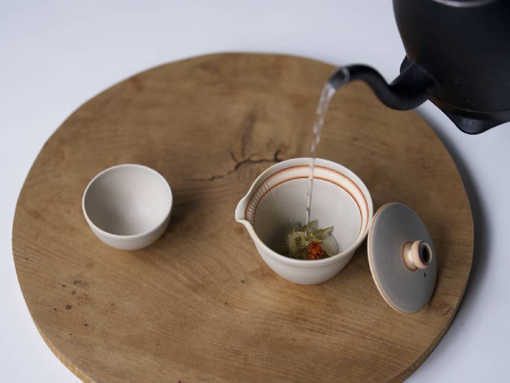 ARピース SHIRO・KUROシリーズの白と黒の陶器製急須と小茶碗のセット