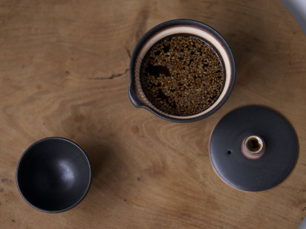 アールピース SHIN-CYA-KI製の白と黒の陶器急須ヒトリと小茶碗のセット