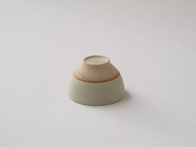 アールピースのSHIRO・KUROシリーズ、白と黒の陶器製急須と小茶碗がバランス良く配置されたセット