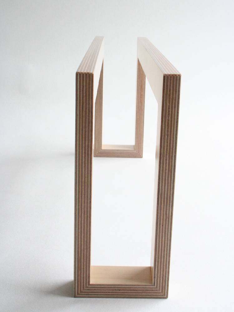 バーチプライウッド製のタカハシ産業スリッパラック。ウレタン塗装仕上げでナチュラルカラー、サイズはW500×D100×H230mm。