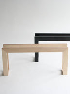 樺プライウッドとウレタン塗装仕上げの【タカハシ産業】スリッパラックが室内の床に置かれている様子