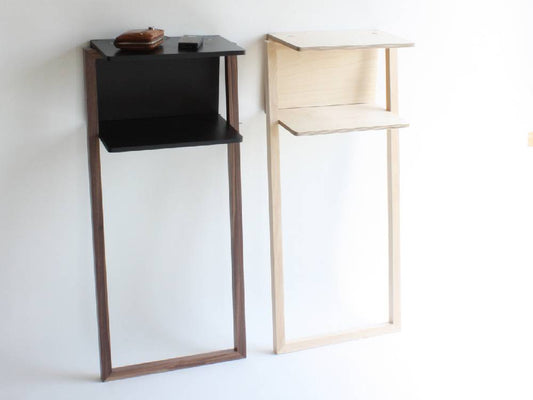 タカハシ産業の樺バーチプライウッドとウォルナット脚を使用したシンプルな壁掛け型ウォールテーブル。木製の棚とスタイリッシュなデザインが特徴です。