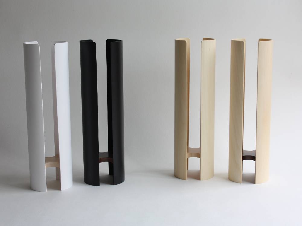 タカハシ産業製のシナプライウッドと胡桃材を使用した円筒形のトイレットペーパーホルダー