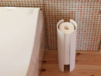 木製のタカハシ産業トイレットペーパーホルダーが設置されたモダンなトイレ