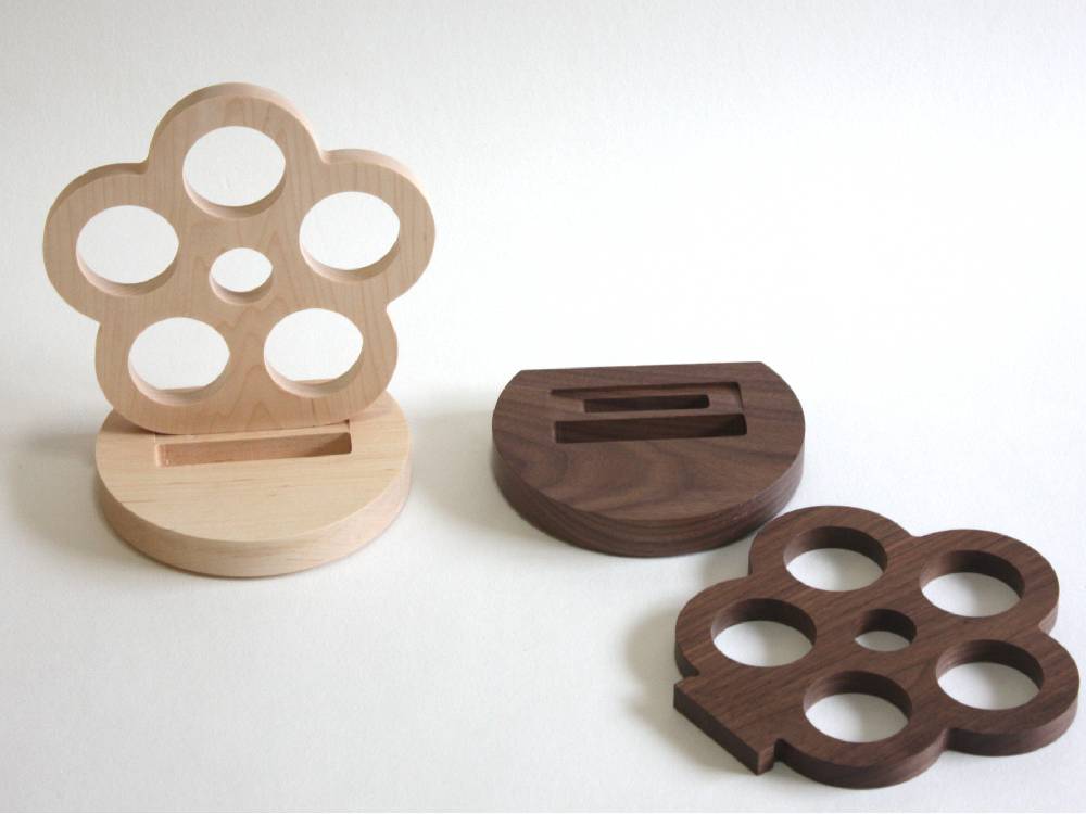 楓と胡桃材で作られたタカハシ産業の木製御札立て「HANA」のナチュラルカラー製品写真