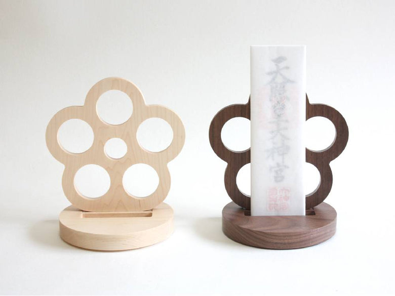 【タカハシ産業】お札たて（HANA)、楓と胡桃材を使用したバランスの取れた木製デザイン