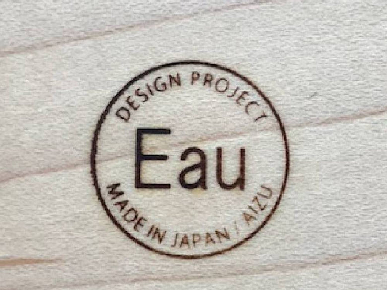 タカハシ産業の木製お札たて「HANA」。メイプルとウォルナットを使用したシンプルなデザインで、サイズは幅208mm×奥行140mm×高さ225mmの日本製