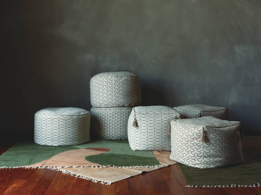 灰色のアデペシュフレンチリネンビーズクッション。ナチュラル素材のリネンカバーとビーズ中材を使用したオットマンタイプで、パターンが施されたデザイン。