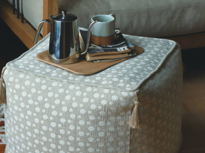 アデペシュのフレンチリネンビーズクッション。リネンとコットンの混紡カバーに発泡ビーズが詰められた丸型パターン入りクッション