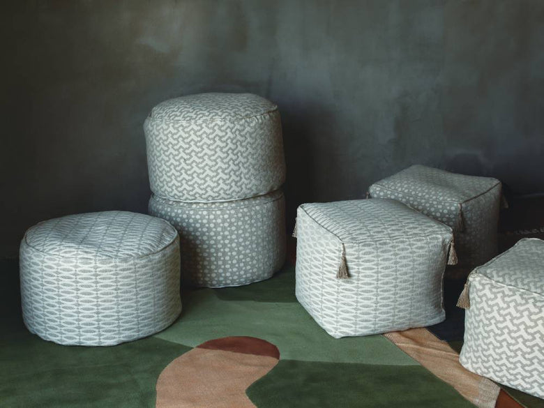 アデペシュのグレーリネンビーズクッションオットマン。天然素材のウィッカーと籠を使用したデザイン。