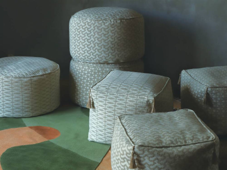 アデペシュのグレー色フレンチリネンビーズクッション。織物のパターンが施されたリネンカバーと快適なビーズ入りでソファを飾ります。