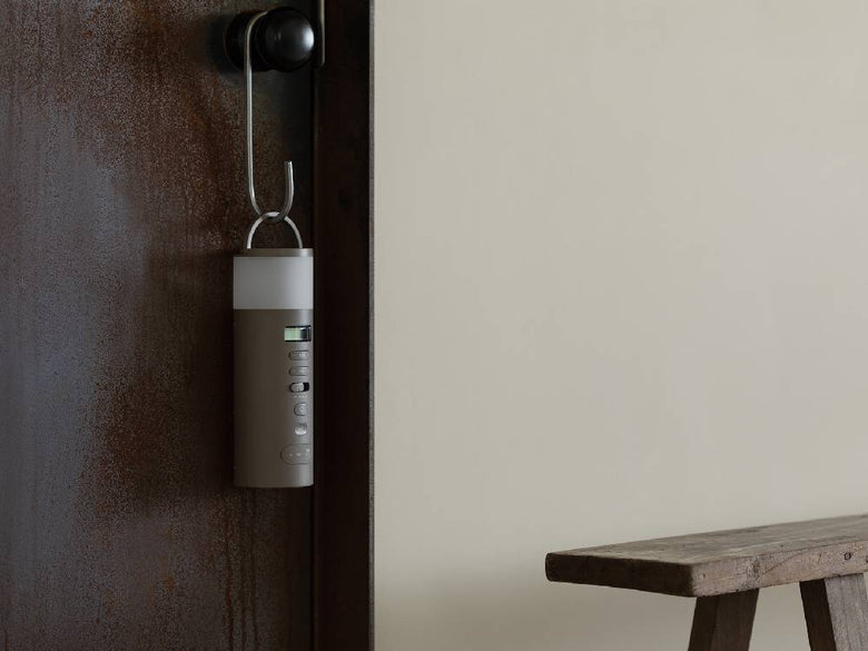 防災ラジオ本体と付属電源ケーブルの画像