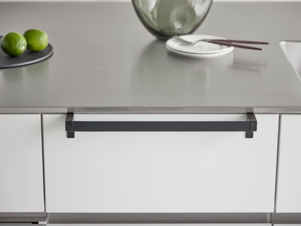 キッチンのカウンタートップに取り付けられた銀色のタワー滑り落ち防止ワイドキッチンタオルハンガーバー