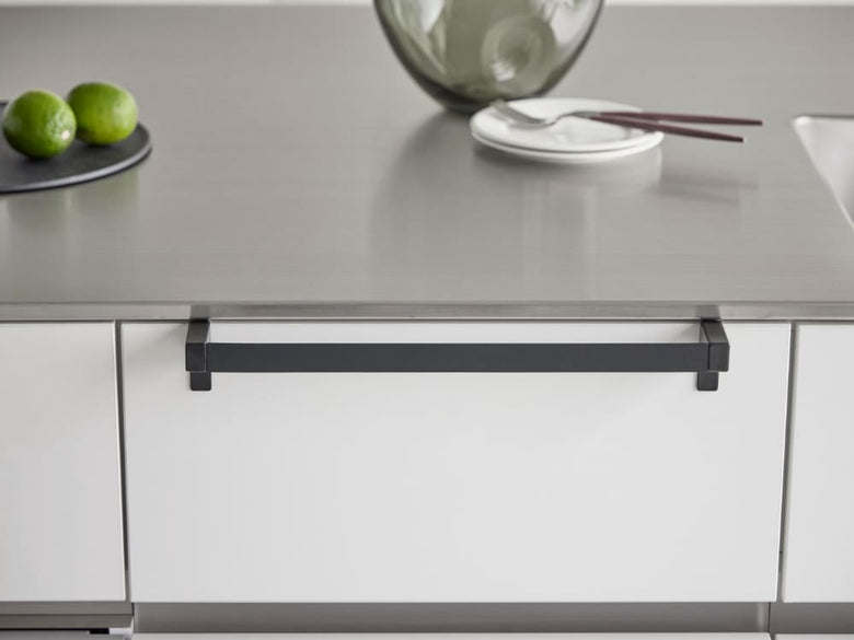 キッチンのカウンタートップに取り付けられた銀色のタワー滑り落ち防止ワイドキッチンタオルハンガーバー