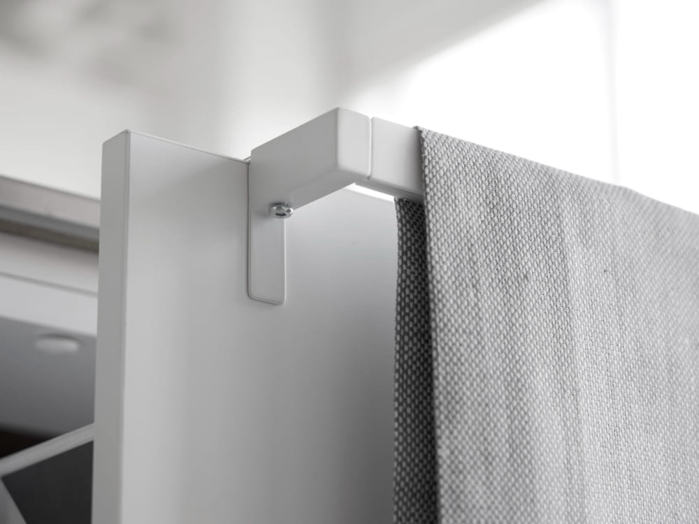 銀色の滑り止め付きアルミ製キッチンタオルハンガーがキッチンの流し台横に設置されている様子