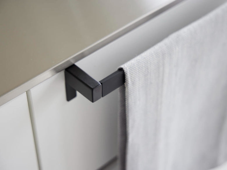 【tower / タワー】滑り落ち防止キッチンタオルハンガーバー ワイド。銀色のスチール製ハンドル付きで、家庭用キッチンの流し台に安全にタオルを収納可能。