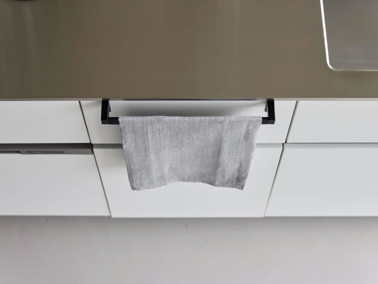 キッチンのカウンタートップとシンク近くに設置されたスチール製の滑り落ち防止タオルハンガーバー