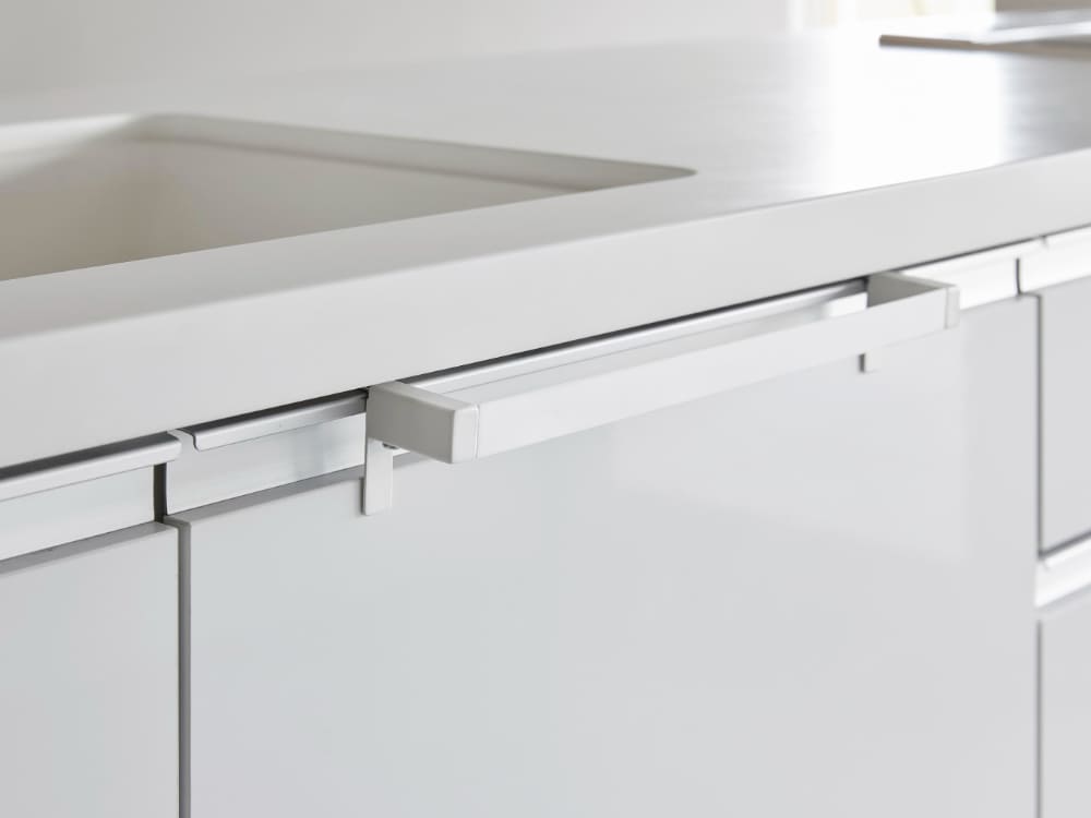 カウンタートップとキャビネットに取り付けられたステンレス製の滑り落ち防止キッチンタオルハンガーバー