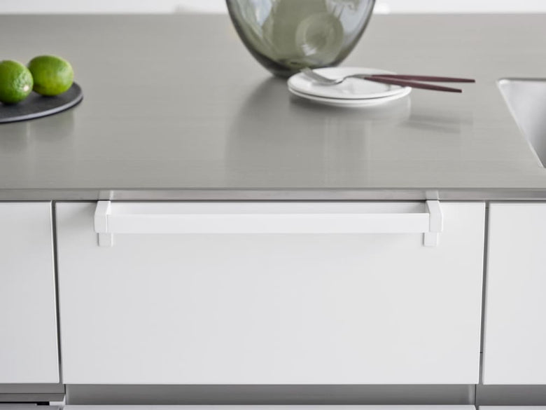 タワー滑り落ち防止キッチンタオルハンガーバーがキッチンのカウンターに取り付けられ、タオルを掛けている様子