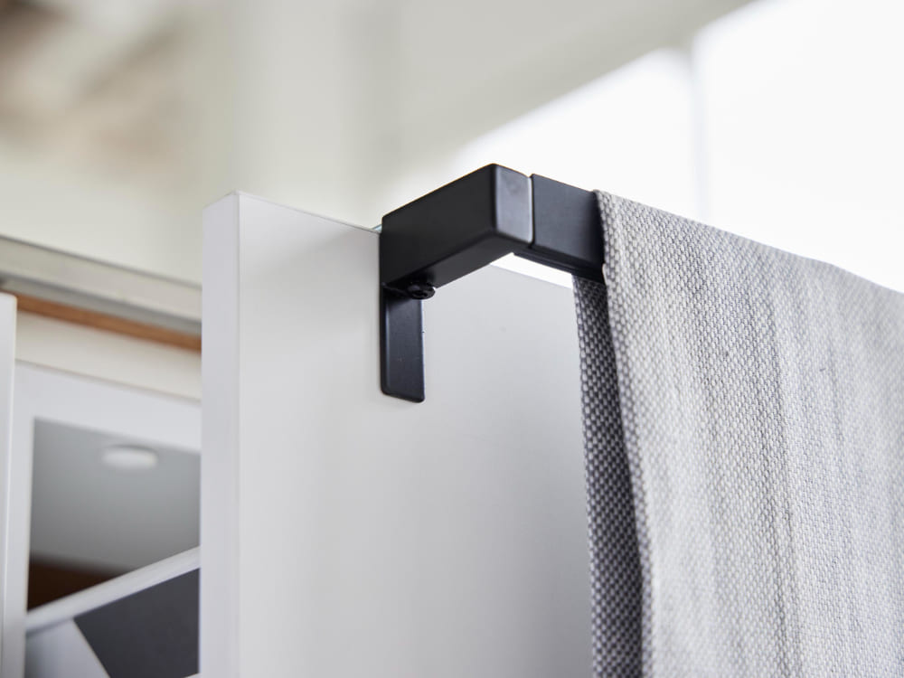 灰色のアルミ製棚に取り付けられた滑り落ち防止キッチンタオルハンガーバー