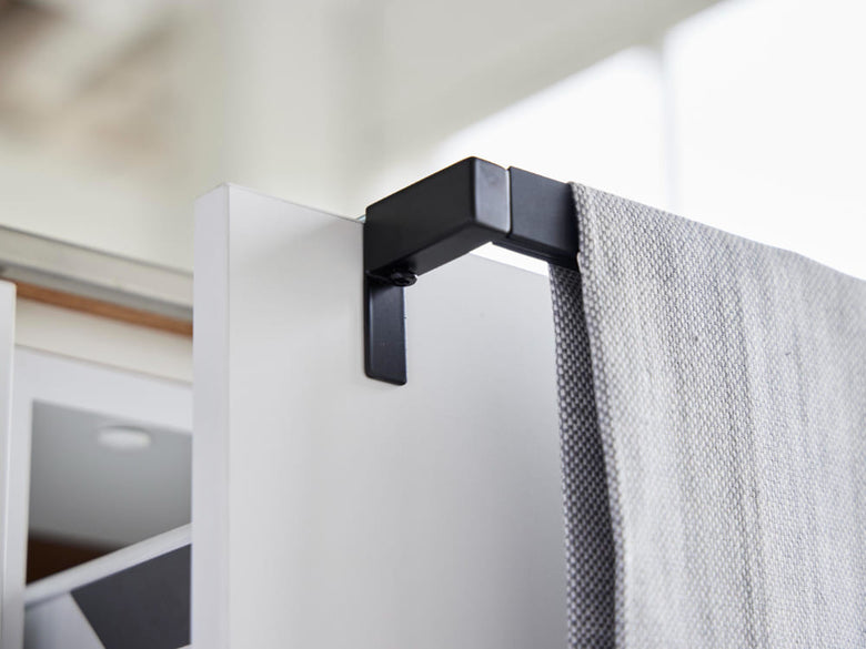 灰色のアルミ製棚に取り付けられた滑り落ち防止キッチンタオルハンガーバー