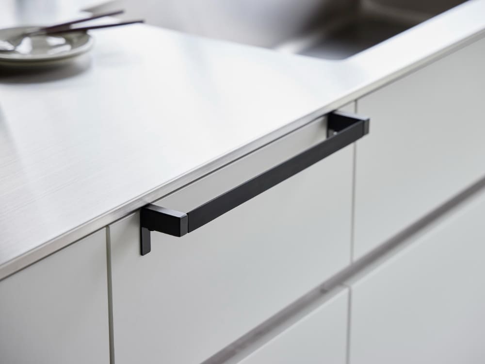 キッチンキャビネットに取り付けられた銀色のスチール製滑り落ち防止タオルハンガーバー