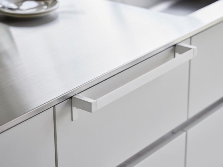 キッチンのシンク横カウンタートップに設置された銀色の滑り止めタオルハンガーバー