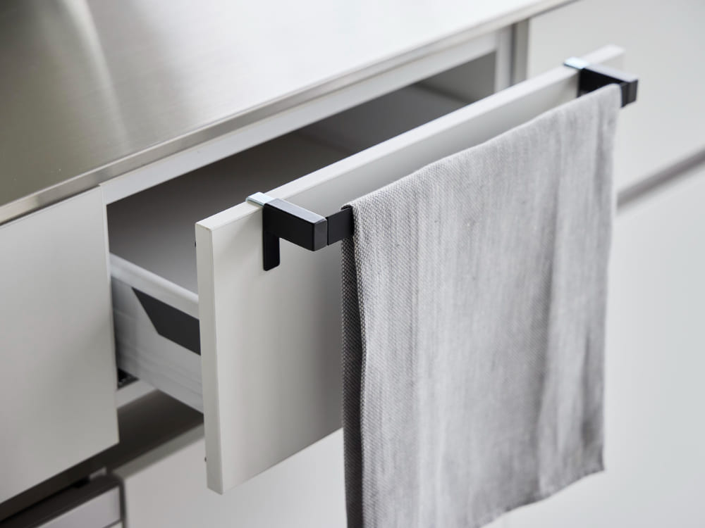 シルバーのハンドルを持つスチール製滑り落ち防止ワイドキッチンタオルハンガー