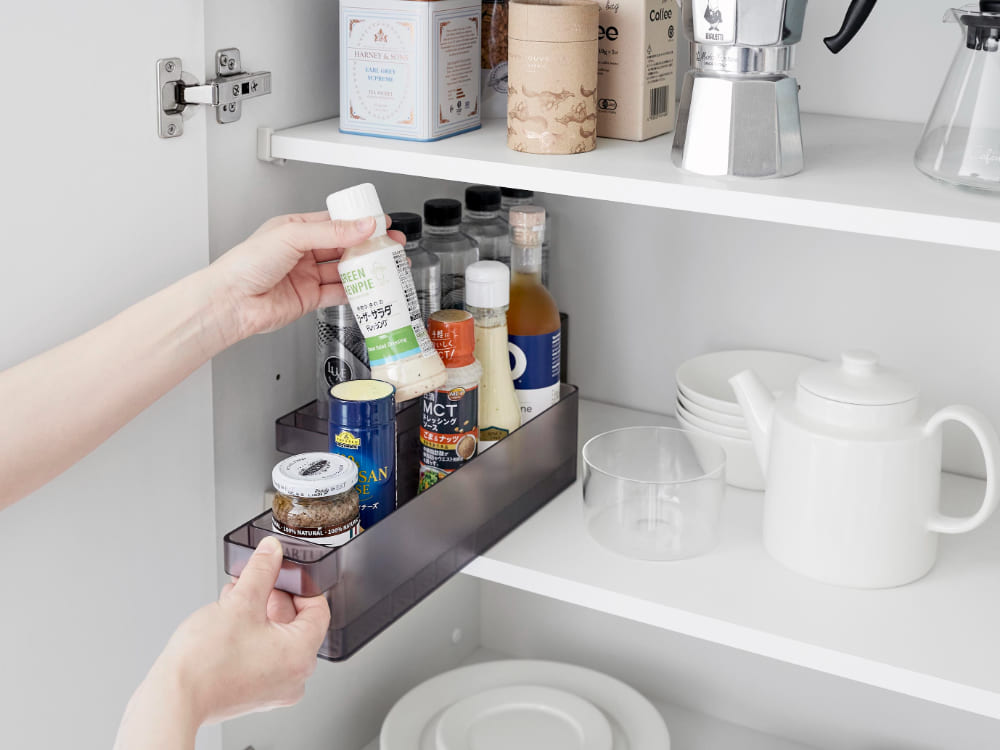 タワー冷蔵庫中収納ケースが冷蔵庫の棚に設置され、紙パックドリンクやボトルが整理されている様子