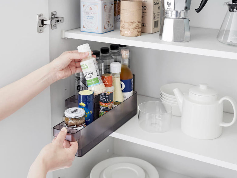 タワー冷蔵庫中収納ケースが冷蔵庫の棚に設置され、紙パックドリンクやボトルが整理されている様子